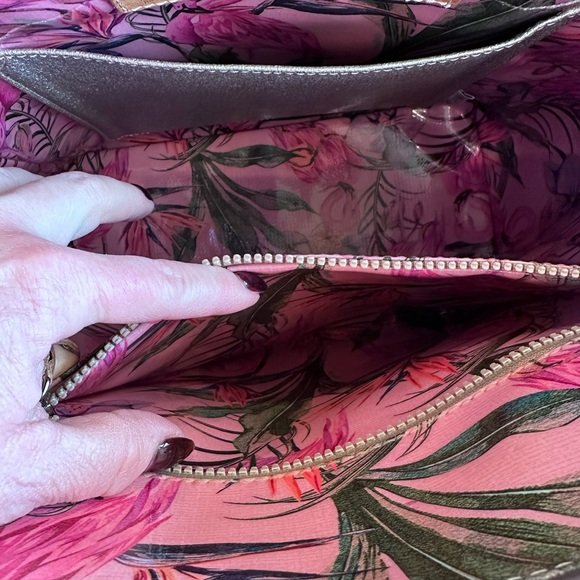 Consuela Women's Bag with Heart Charm - Picture 4 of 12